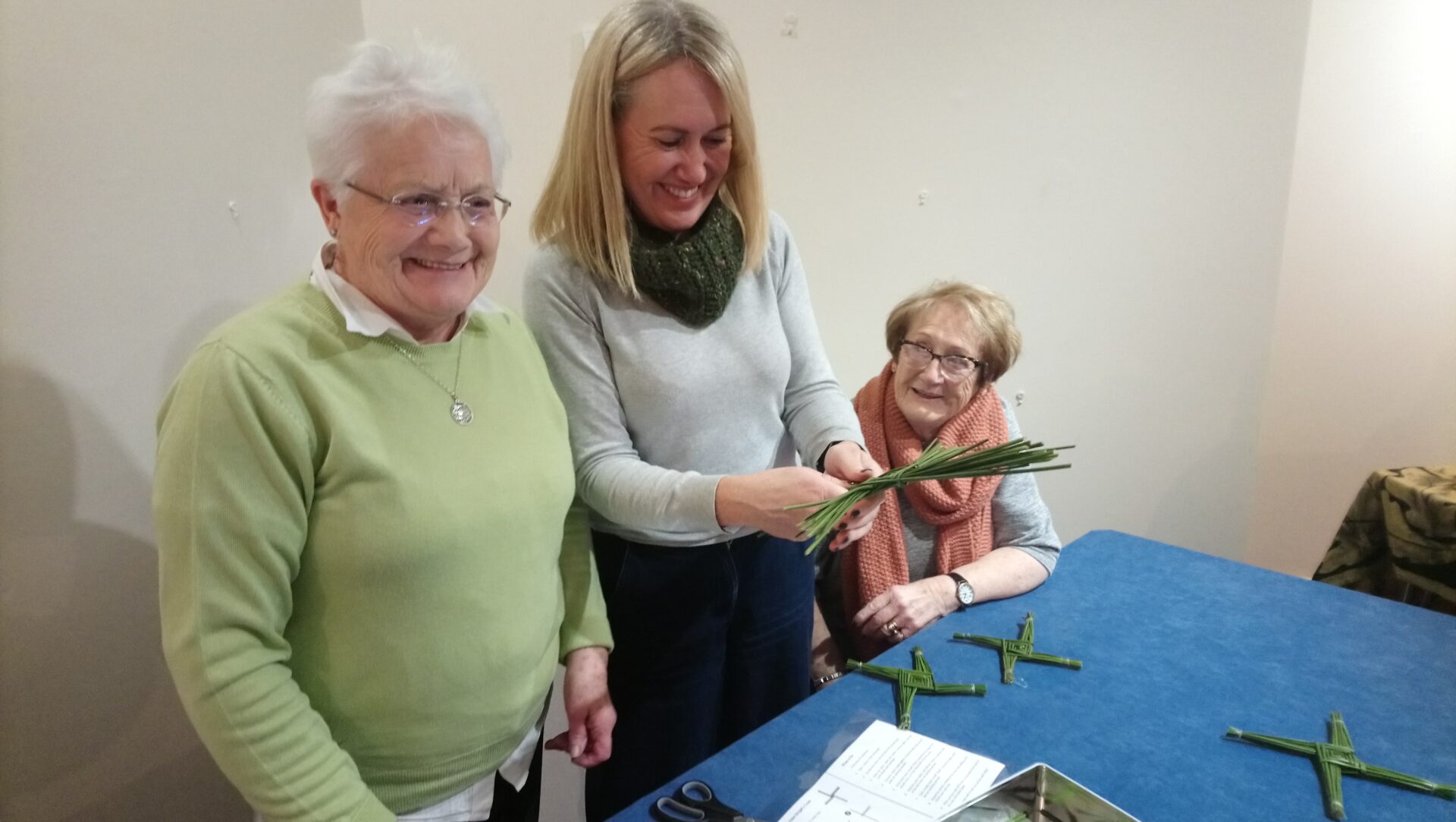 221202kmcgMaking a St Brigid's Cross